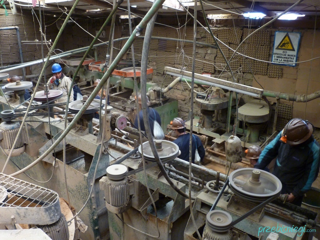 W przykopalnianym zakładzie, w którym przetwarza się wydobyte materiały – Potosí; Boliwia