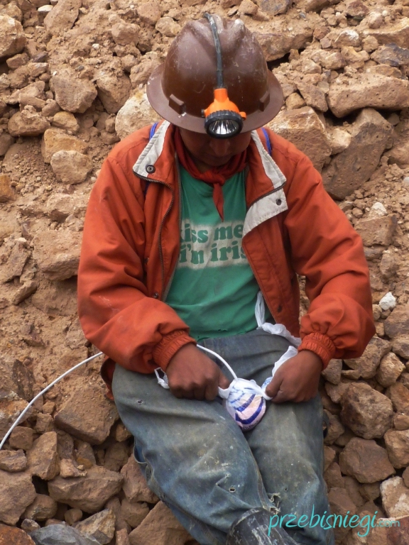 Przygotowywanie dynamitu do detonacji, przy kopalni srebra w Cerro Rico – Potosí; Boliwia