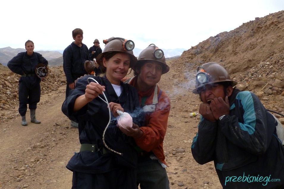 Przygotowywanie dynamitu do detonacji, przy kopalni srebra w Cerro Rico – Potosí; Boliwia