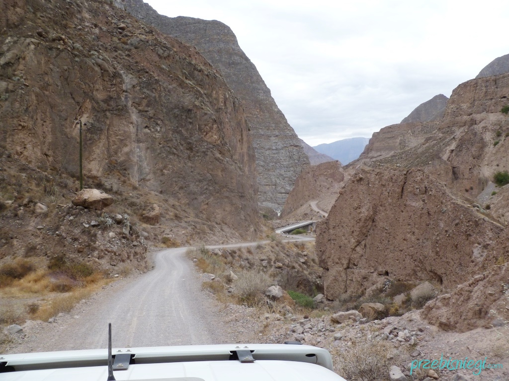 "Na pace" ciężarówki nad wodospad Sipia - kanion Cotahuasi; Peru