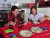 Elsa i Ewelina smakują chińskie pierożki (w Pillows Backpackers Lodge) - Orewa; Nowa Zelandia